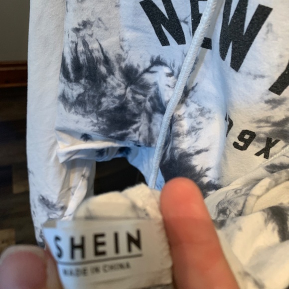 Shein New York crop sweatshirt . Worn a few times - Picture 8 of 9